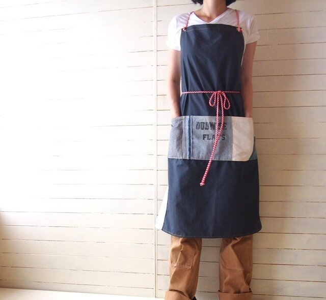 デニムリメイクエプロンレッド | iichi 日々の暮らしを心地よくする