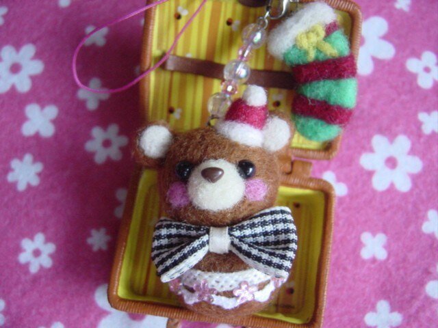 クリスマスくまちゃんサンタ靴下2連ストラップ☆おまけ付きの画像1枚目