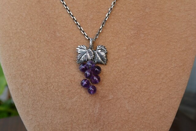 シルバーと天然石のぶどうネックレス | iichi 日々の暮らしを心地よく
