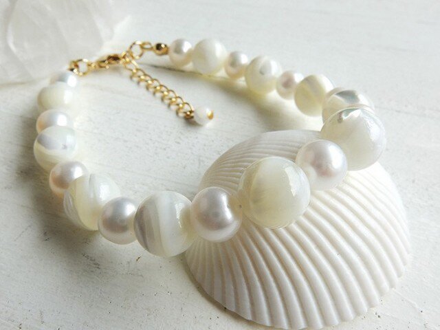 【再販】*angelic white* ~天然石ブレスレットの画像1枚目