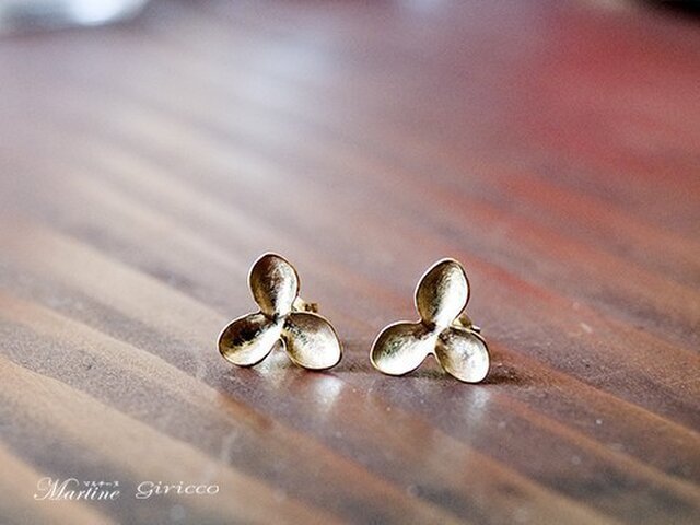 N.121 ドライフラワー アシメ マーブル ゴールドビーズ シェル ピアス MARTINE ゴールドの紫陽花（アジサイ）ドライフラワーピアス（M033