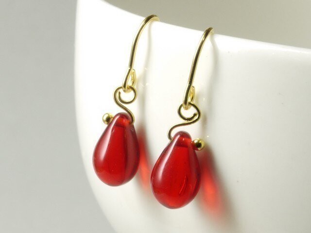 チェコガラスのしずくピアス まっか | iichi 日々の暮らしを心地よく