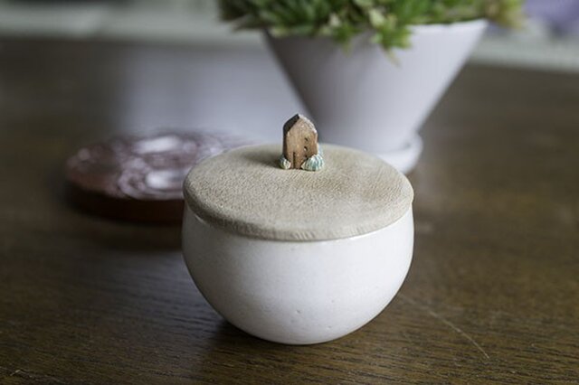 木の蓋付き小物入れ~茶色のお家~004の画像1枚目