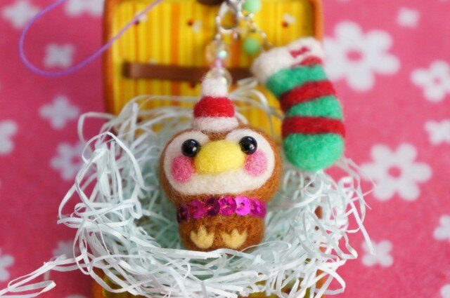 羊毛フェルト クリスマスサンタすずめちゃん靴下2連ストラップ☆の画像1枚目