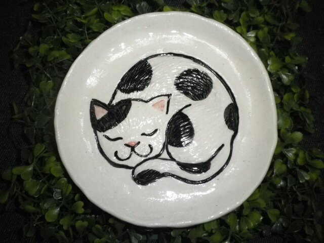 眠り猫のお皿(白黒)の画像1枚目