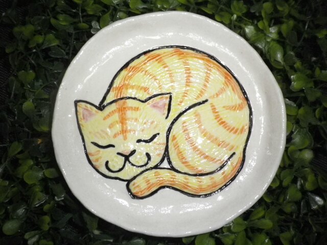 眠り猫のお皿(茶トラ)の画像1枚目