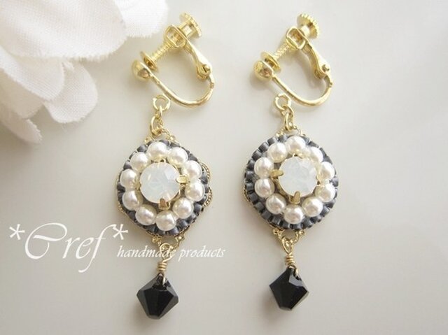 sold:ビーズ刺繍イヤリング*ネイビーの画像1枚目