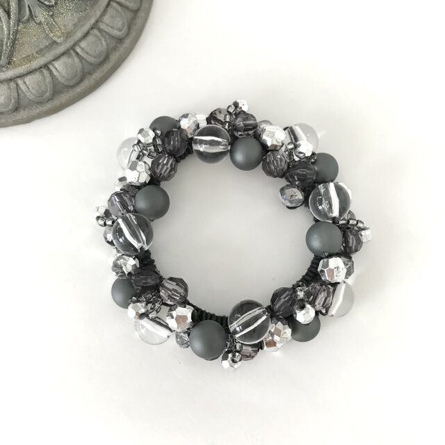 シルバーグレー の クロッシェ シュシュ かぎ針編み ビジュー ビーズ