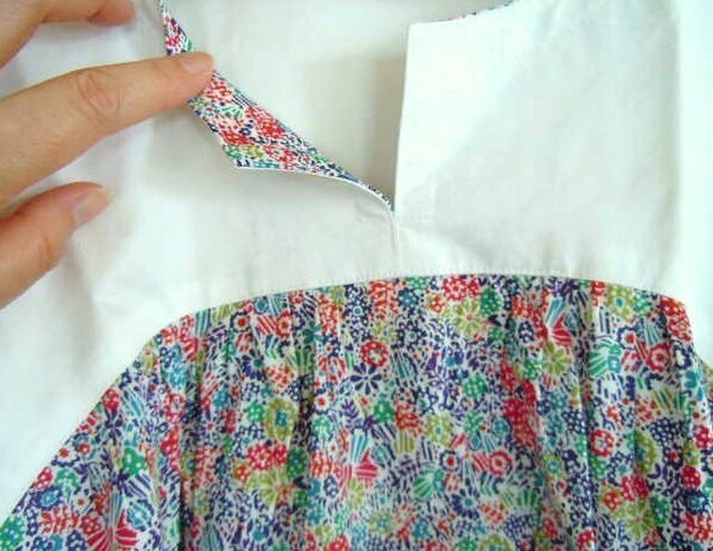 リバティ×白コットン切り替えトップス  iichi ハンドメイド・クラフト作品・手仕事品の通販