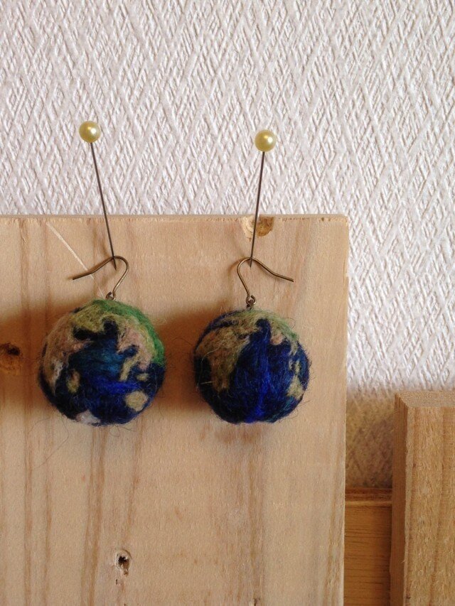 地球ピアスの画像1枚目