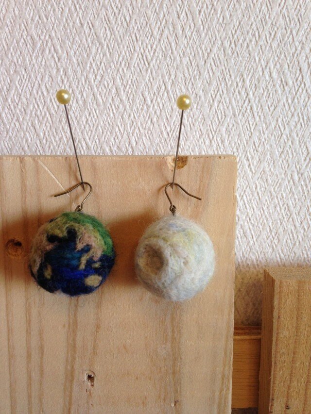 地球と月のピアスの画像1枚目