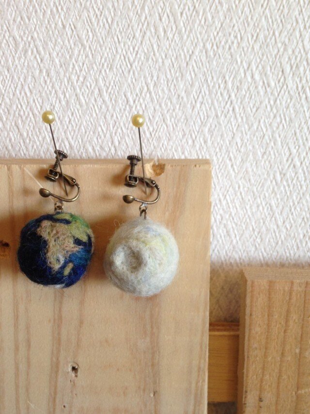 地球と月のイヤリングの画像1枚目