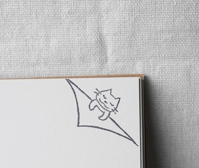 ノートの隅でネコさんが眠るはんこ(受注制作)の画像1枚目