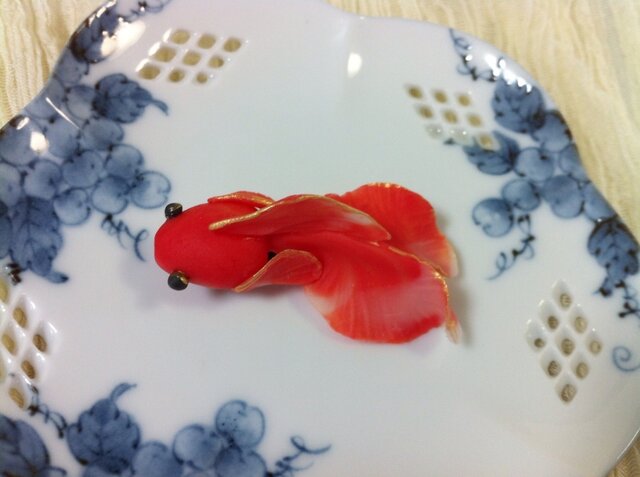 緋色金魚のブローチの画像1枚目