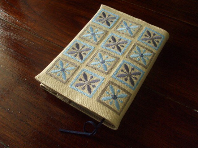 四角刺繍(ブルー系)の文庫本ブックカバー 綿混かつらぎ 生成りの画像1枚目