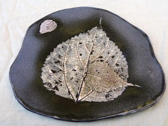 野草葉脈紋、鉄画変形皿 の画像1枚目