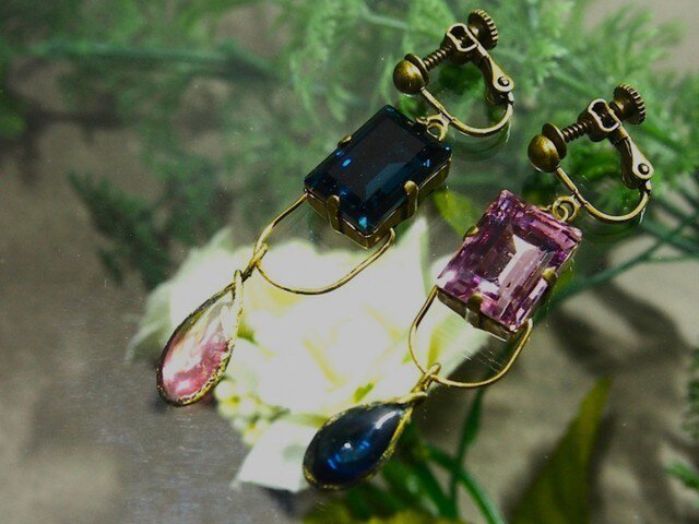 手作りガラスとスワロフスキーのイヤリング(ピアス)(紺、ピンク)の画像1枚目