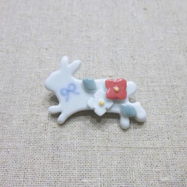 小花うさぎブローチの画像1枚目