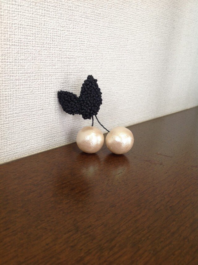 さくらんぼ ブローチ