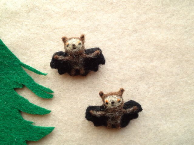 【I様売約済み】2匹のいねむりコウモリのブローチの画像1枚目