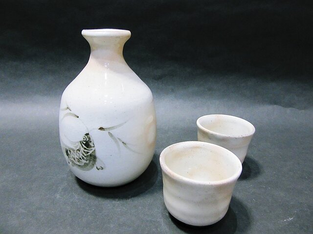 絵粉引酒器セット（草魚） | iichi 日々の暮らしを心地よくする