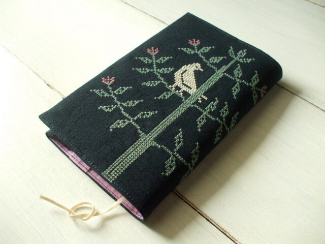 クロスステッチ鳥刺繍の新書本ブックカバー 青緑の画像1枚目