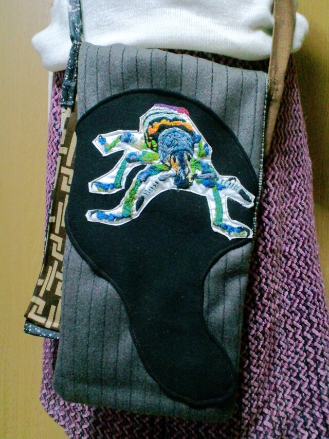 肩がけカバン ゾウムシ刺繍の画像1枚目