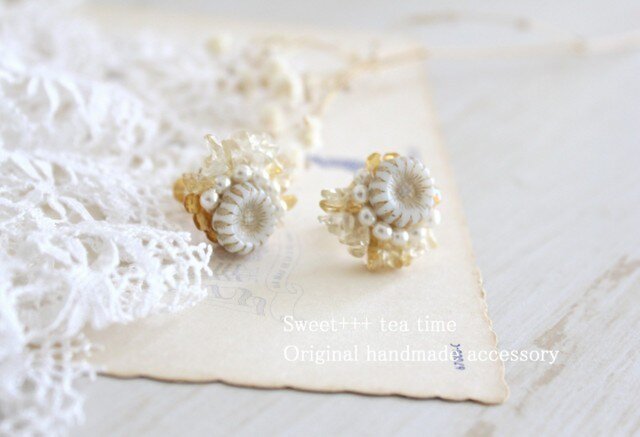 太陽の花★シトリンとヨーロッパビーズのフラワー刺繍イヤリングの画像1枚目