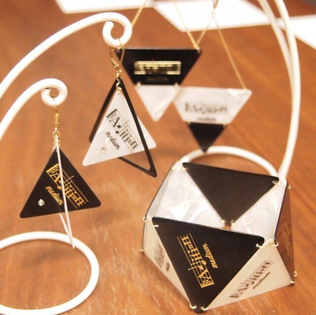 バイカラートライアングルピックピアス BROWN×BLACK | iichi 日々の