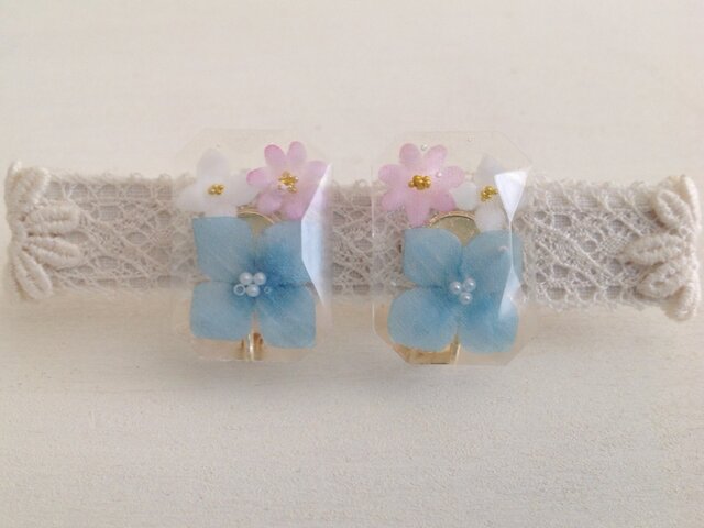 雫に閉じ込めた染め花のイヤリング(紫陽花・スクエア・青ピンク白)の画像1枚目
