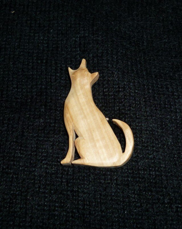 吠えるイヌのブローチ　オリーブ