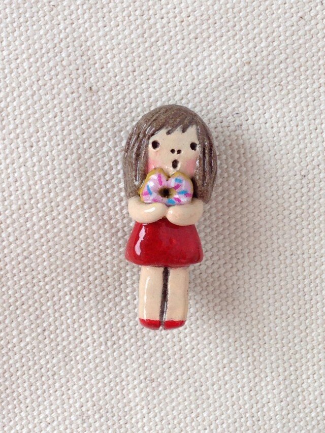 ブローチ【ドーナツを持ったおんなのこ】の画像1枚目