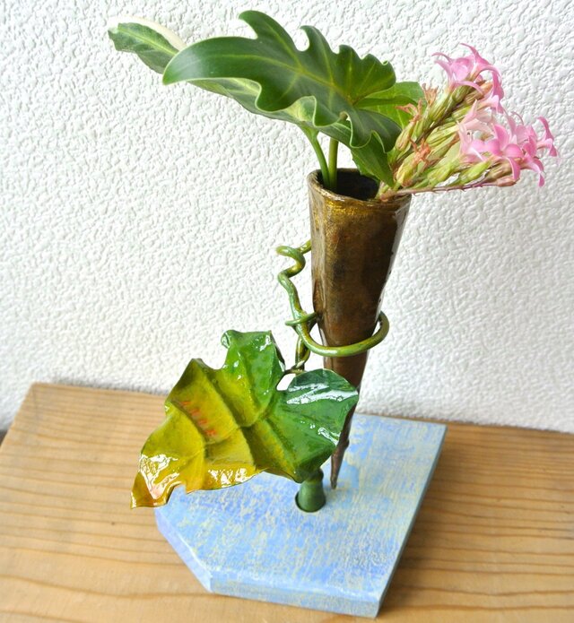 ATOSシリーズ グリーンオアシスの一輪挿しの画像1枚目