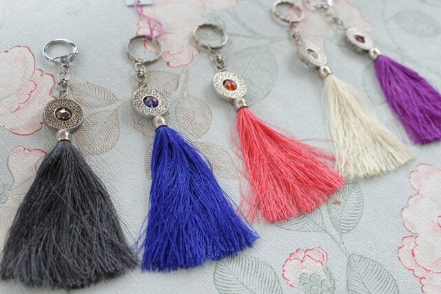 タッセルチャーム | iichi 日々の暮らしを心地よくするハンドメイドや