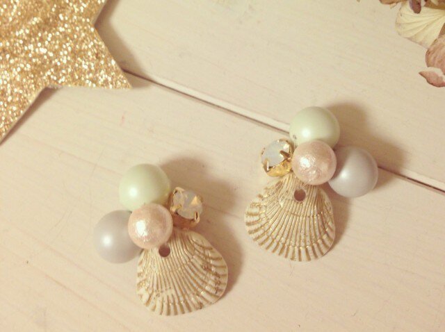 ▲new▼キャッチシェルビジューピアスの画像1枚目