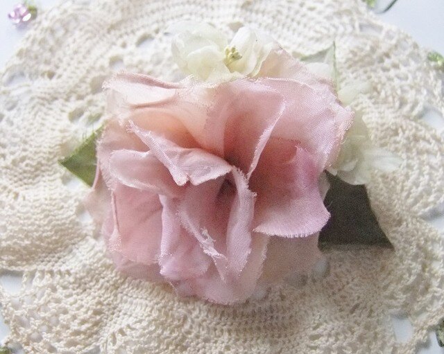 手染め・シャビーな薔薇のコサージュの画像1枚目