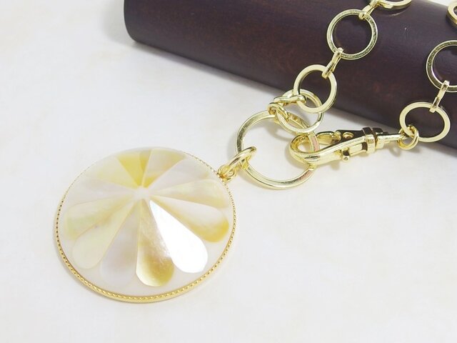 *BB1*** 高品質シェル(フラワー)☆バッグチャーム(白)の画像1枚目