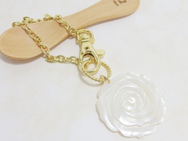 *BB3***高品質ホワイトシェルAAA(薔薇)☆バッグチャームの画像1枚目