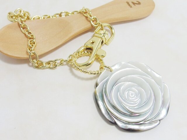 *BB4***高品質ブラックシェルAAA(薔薇)☆バッグチャームの画像1枚目