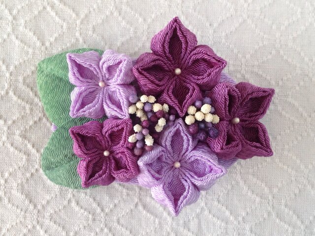 つまみ細工〉紫陽花のバレッタ(藤色と若紫) | iichi 日々の暮らしを