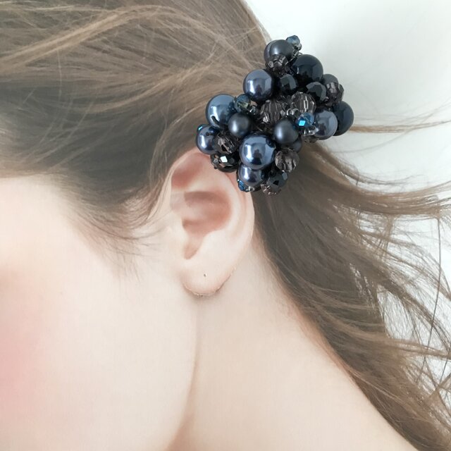 ネイビー ブルーの ビーズ クロッシェ シュシュ 紺 青 かぎ針編み