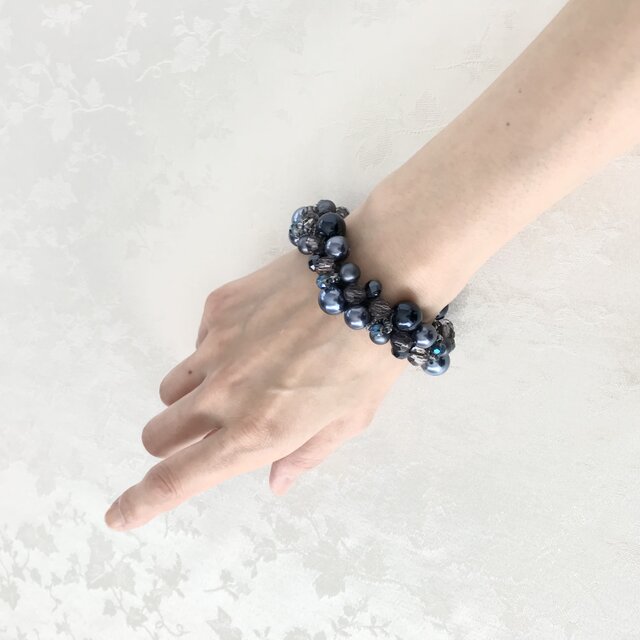 ネイビー ブルーの ビーズ クロッシェ シュシュ 紺 青 かぎ針編み
