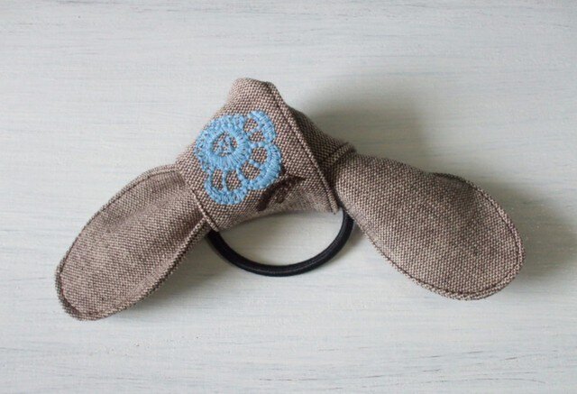 水色花刺繍のヘアゴム 茶の画像1枚目