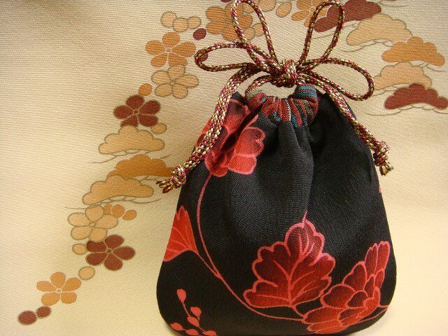 小さな絹の巾着 黒唐草の画像1枚目