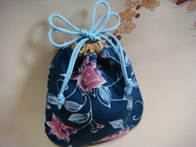 小さな絹の巾着 藍色唐草の画像1枚目
