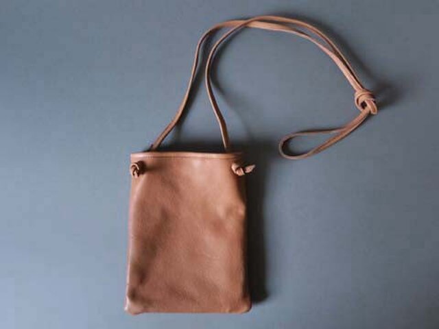 flat shoulder bag (beige)の画像1枚目