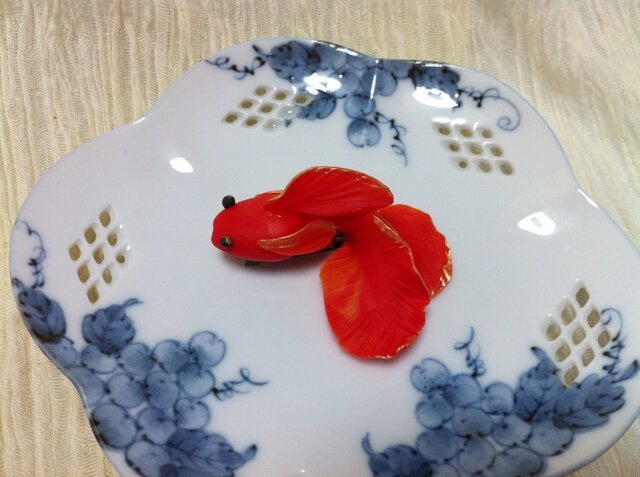 緋色金魚のブローチの画像1枚目