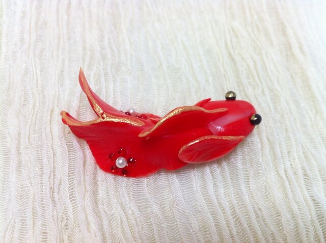 緋色金魚のブローチの画像1枚目