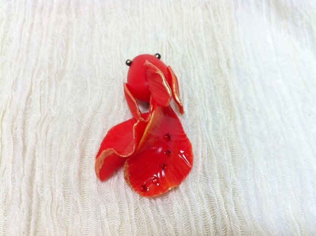 緋色金魚のブローチの画像1枚目