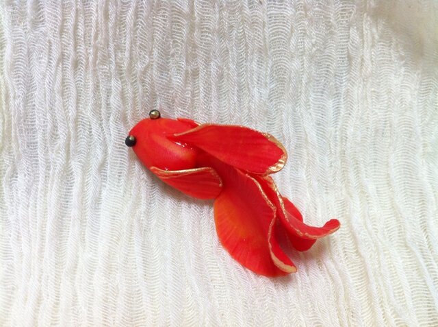 緋色金魚のブローチの画像1枚目